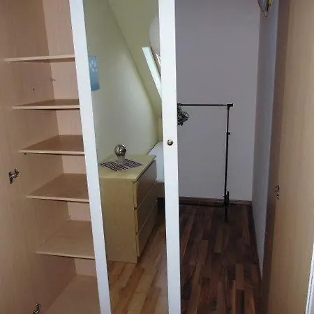 Sehr-schoene-4-raum-maisonette-fewo-mit-100qm-zentral-preiswert-t9 דירה
